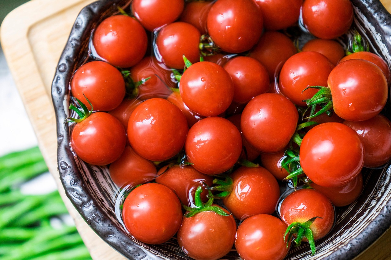 Pomodori rigogliosi in giardino, evidenziando la crescita sana grazie a un fertilizzante naturale.