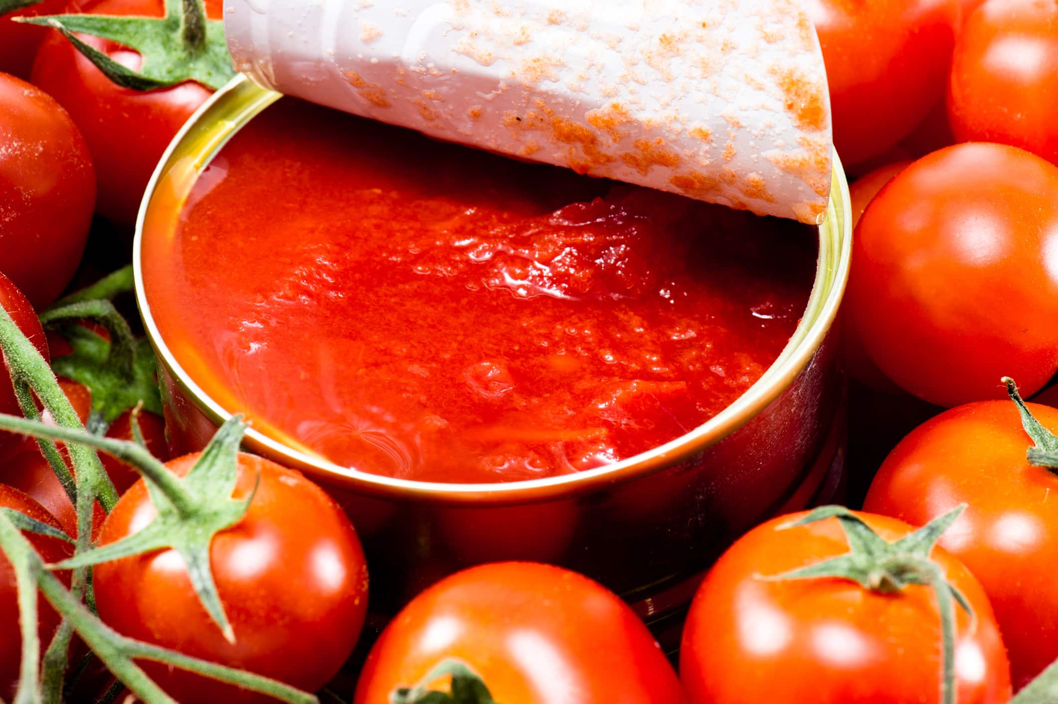 Un barattolo di passata di pomodoro con etichetta evidenziata per segnalare il contenuto dannoso.